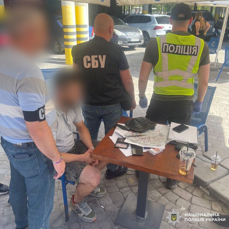 У Харкові затримали чоловіка який за гроші допомагав уникнути мобілізації