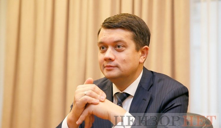 39,1% українців негативно ставляться до відставки Разумкова, 24,3% - бачать у цьому перетворення Ради на слухняний інструмент ОП, - опитування КМІС. ІНФОГРАФІКА