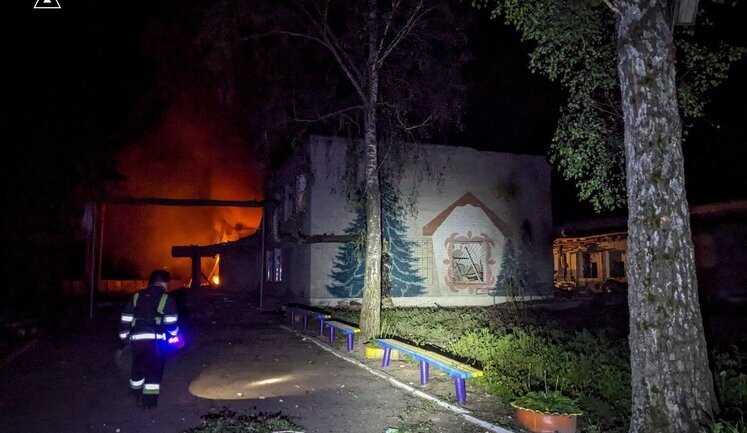 Ночью оккупанты ударили по Шостке: повреждено медучреждение, пострадала 14-летняя девочка. ФОТО