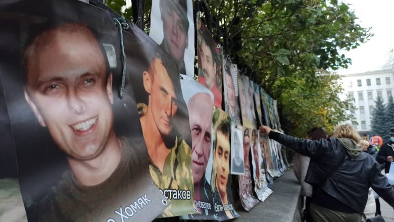 Україно, МИ Є: рідні українських полонених і зниклих без вісті на Донбасі пікетують ОП - матері заявили, що стоятимуть на Банковій 72 години 31 Україно, МИ Є: рідні українських полонених і зниклих без вісті на Донбасі пікетують ОП - матері заявили, що стоятимуть на Банковій 72 години 31