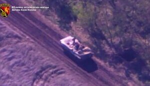 Окупанти на бронемашині намагаються втекти від артилеристів із 45-ї ОАБр. ВIДЕО безпілотника