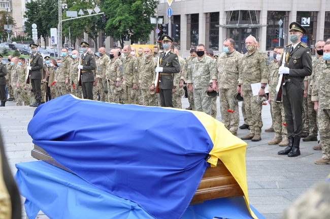 С погибшим Героем Украины Тарасом Матвиивым простились на Майдане Незалежности в Киеве 16