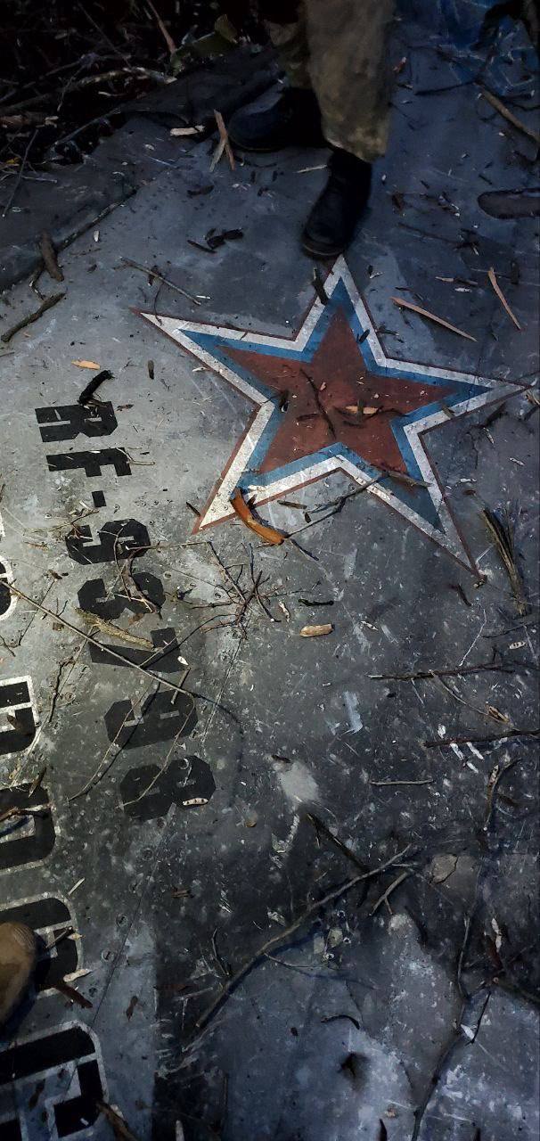 Українські воїни оглядають уламки російського Су-24М під Бахмутом 06