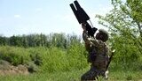 Український військовий з антидроновою рушницею