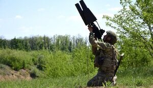 Український військовий з антидроновою рушницею