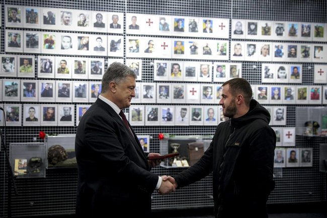 Порошенко нагородив воїнів Української добровольчої армії в Дніпрі: Вони стали на захист свободи і незалежності України в 2014 році 02