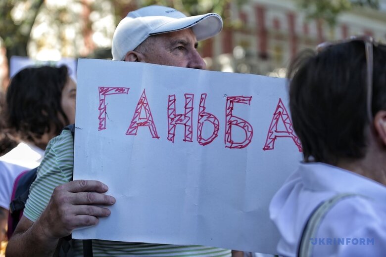 Одесити біля мерії протестували проти ненагальних витрат з бюджету: Досить витрачати гроші на х#йню 02