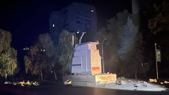 Памятник советскому чекисту демонтировали в Николаеве 01