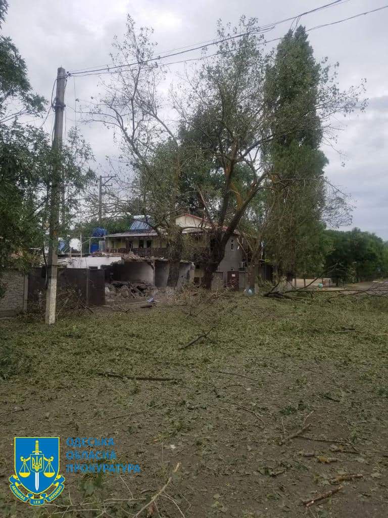 Рашисты обстреляли курортный поселок в Одесской области, погибших и раненых нет, повреждены дома, - прокуратура 11