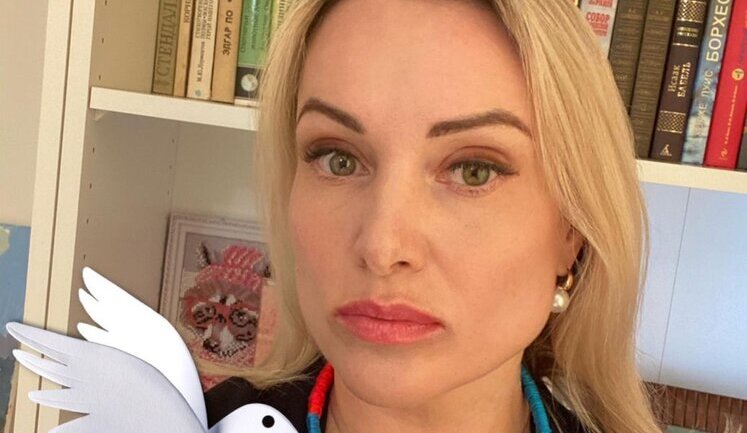 Propagandist Ovsyannikova is "forced" to return from Germany to Russian Federation