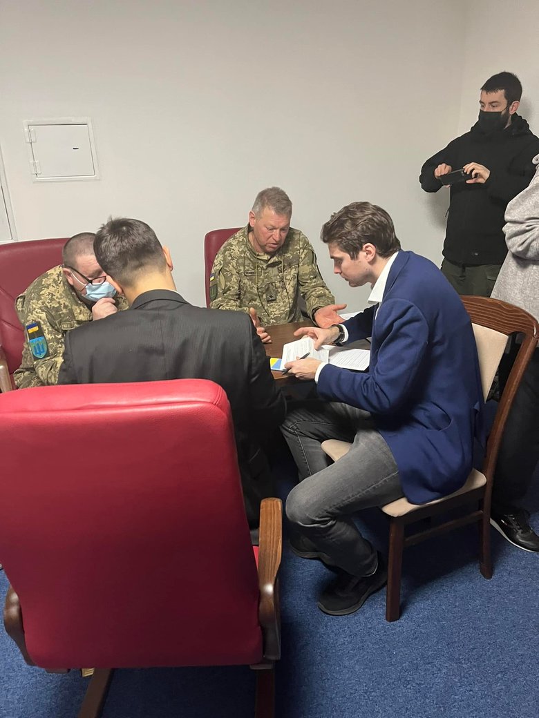 Депутати Київради записуються в кулуарах до тероборони 02 Депутати Київради записуються в кулуарах до тероборони 02