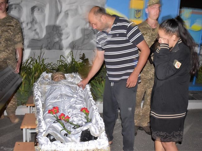 С воином 28-й ОМБр Сергеем Цепухом, погибшим от пули снайпера на Донбассе, простятся завтра на Волыни 05