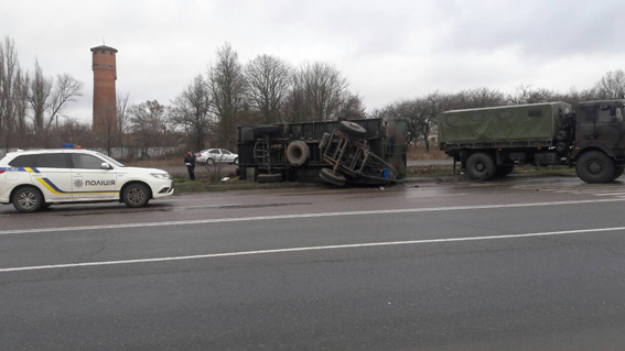 У ДТП за участю військового автомобіля на Миколаївщині загинула жінка 02