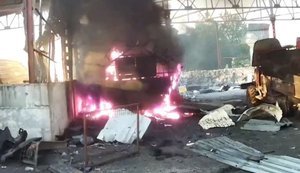 Дрон знайшов у сховку замангалений ворожий БТР та підпалив його. ВIДЕО