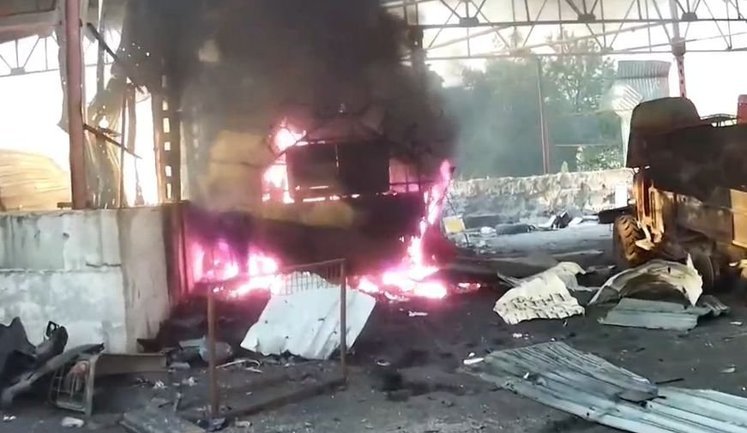 Дрон знайшов у сховку замангалений ворожий БТР та підпалив його. ВIДЕО