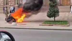 Під будівлею КМДА підпалили шини: поліція затримала чоловіка. ВIДЕО