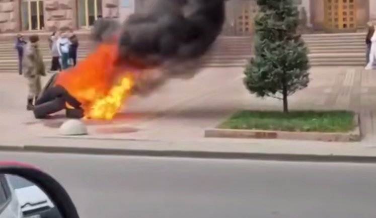 Під будівлею КМДА підпалили шини: поліція затримала чоловіка. ВIДЕО