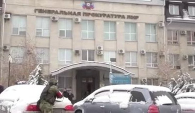 Showdown between ‘LPR’ chieftains: armed persons capture fake republic’s ‘prosecutor general's office,’ arrest personnel, - journalist. PHOTOS+VIDEO