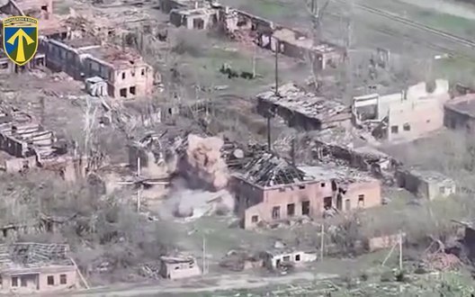 Бійці 57-ї бригади уразили артилерією будівлі, в яких ховалися окупанти на Вовчанському напрямку. ВIДЕО