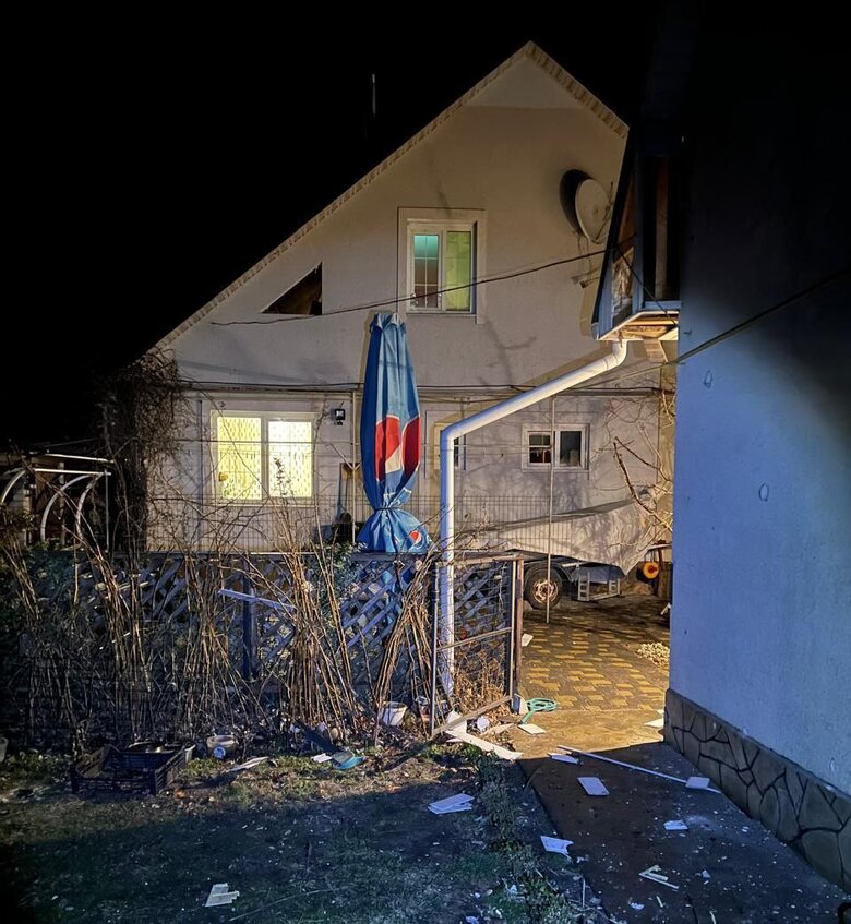 У Черкаському районі уламками дрона пошкоджені вікна будинків, магазину та автівки