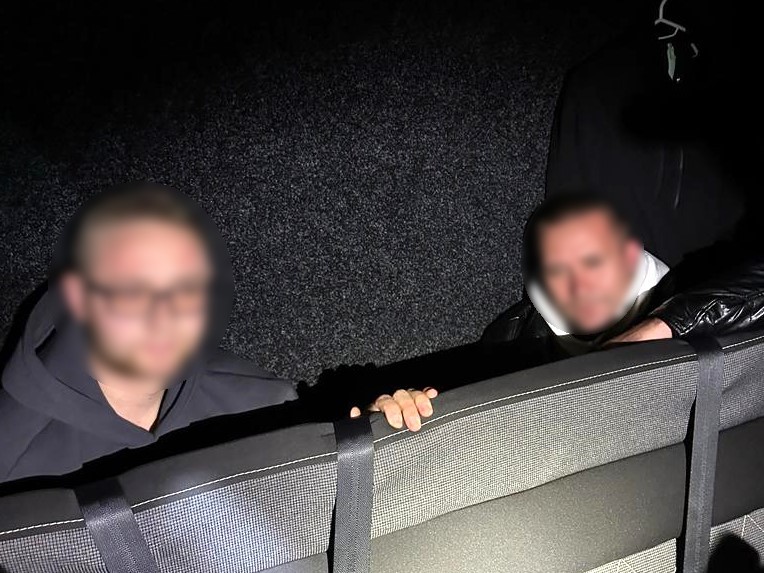 Двое уклонистов пытались выехать за границу с помощью подвижной перегородки в микроавтобусе, - ГПСУ 03