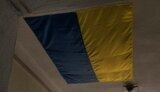 Чиновники Миколаївської РДА замаскували дірку в стелі одного з кабінетів величезним прапором України. ФОТО