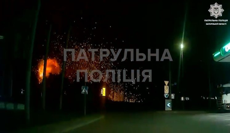 Патрульные помогают пострадавшим после российского ночного обстрела в Запорожье. ВИДЕО