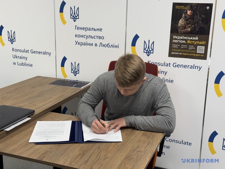 Second group of volunteer fighters from the Ukrainian Legion signs contracts with the Armed Forces of Ukraine in Poland