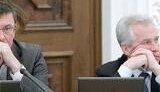В Киеве мужчина, забаррикадировавшись в доме на Печерске, угрожает сжечь себя, если не уволят Луценко и Медведько