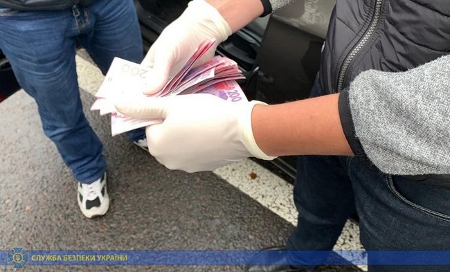 Сотрудник ГФС, вымогавший взятку у предпринимателя, задержан на Львовщине, - СБУ 02