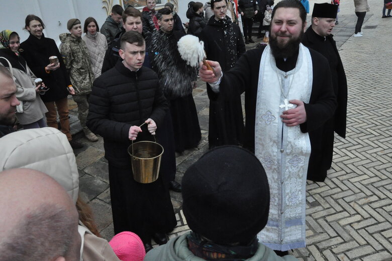 В Успенському соборі Києво-Печерської лаври освятили великодні паски 11