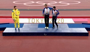 Український легкоатлет Цвєтов відмовився фотографуватися з представниками ПКР на церемонії нагородження Паралімпіади. ФОТО