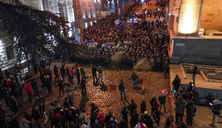У Грузії спецпризначенці відтіснили мітингарів від парламенту. Опозиція обіцяє протести 01