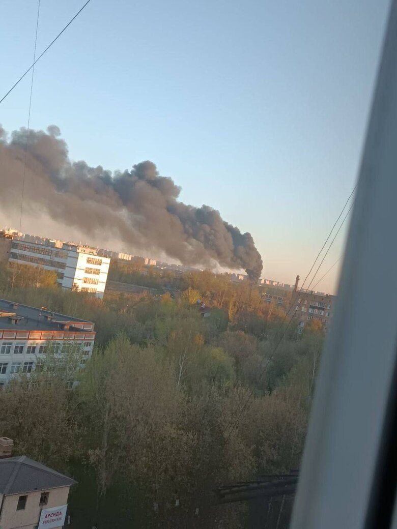 В Подмосковье большой пожар: горит цех по утилизации отходов 02
