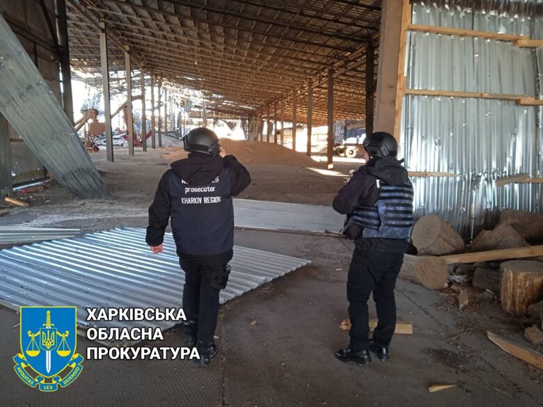 В результате обстрела оккупантами с. Вильховатка на Харьковщине повреждены дома, здания агропредприятия и сельхозтехника 02