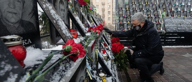 Порошенко ушанував память Героїв Небесної Сотні: До влади прийшов Антимайдан, але ми здатні захистити рух до ЄС і НАТО 01 Порошенко ушанував память Героїв Небесної Сотні: До влади прийшов Антимайдан, але ми здатні захистити рух до ЄС і НАТО 01