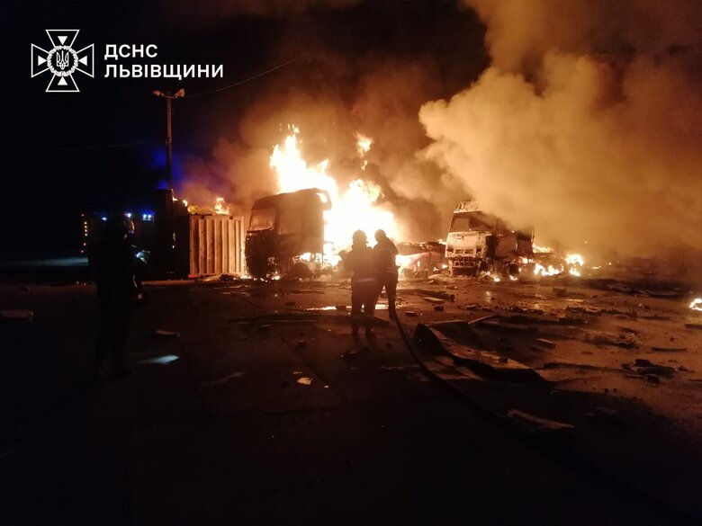 Пожежа на Львівщині: горіло 4 великовантажних автомобілі.