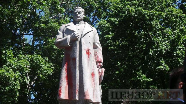 Невідомі облили червоною фарбою памятник Ватутіну в Києві 02