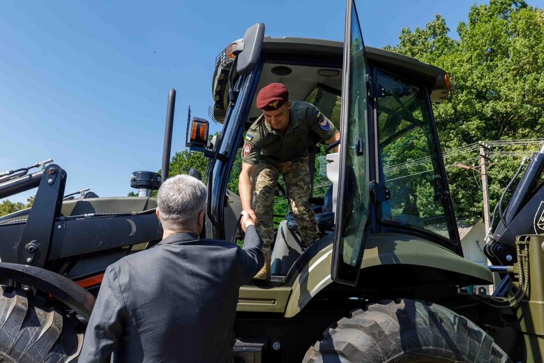 Порошенко та австралійський жокей Вільямс передали дрони та техніку воїнам ДШВ