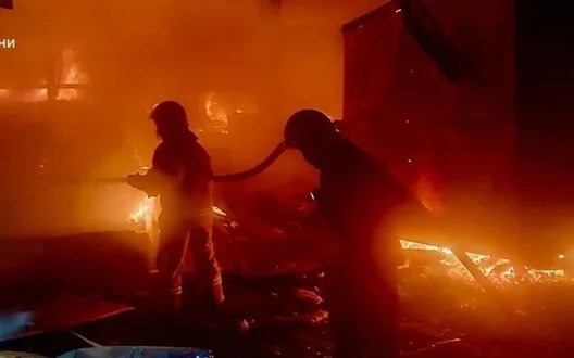 У Київській області горить склад після атаки РФ