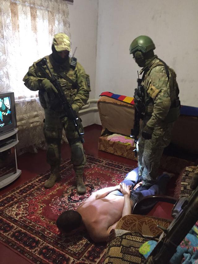SBU officers apprehended criminal group of arms traders 01