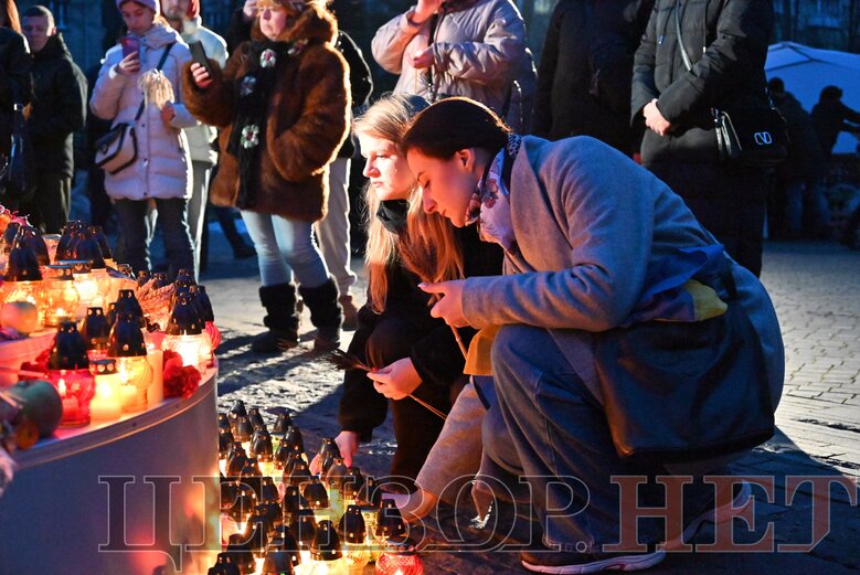 В Киеве почтили память жертв Голодомора 12