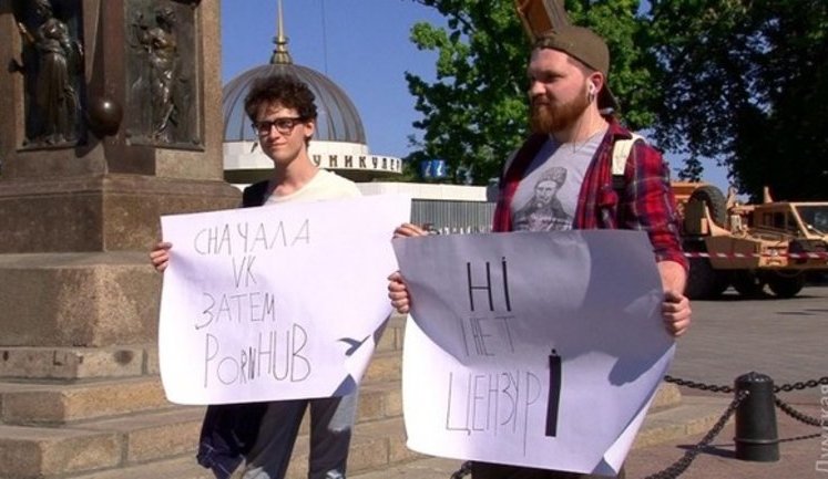 "Сначала VK, затем PornHub", - в Одессе на акцию против блокировки российских сайтов вышло два человека. ФОТО