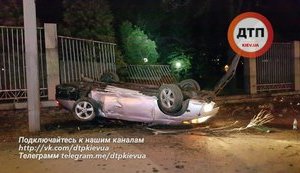 ДТП у Києві: автомобіль врізався в огорожу зоопарку, загинула дівчина. ФОТОрепортаж