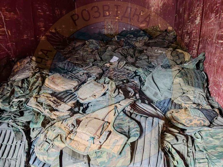 Мобілізованих росіян забезпечують списаними бронежилетами, - розвідка 02