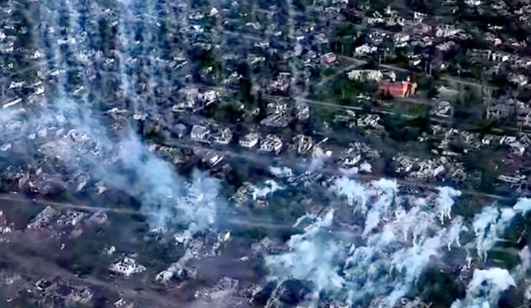 Росіяни вдарили по Костянтинівці фосфорними боєприпасами. ВIДЕО
