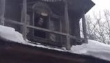 "Ребята, блины полетели!", - в российском Нижнем Новгороде традиционное для Масленицы угощение бросали в толпу со второго этажа дома. ВИДЕО