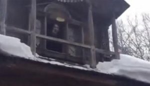 "Ребята, блины полетели!", - в российском Нижнем Новгороде традиционное для Масленицы угощение бросали в толпу со второго этажа дома. ВИДЕО