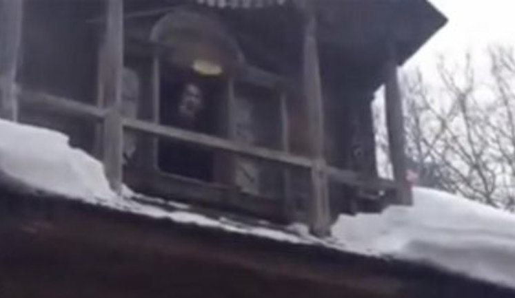 "Ребята, блины полетели!", - в российском Нижнем Новгороде традиционное для Масленицы угощение бросали в толпу со второго этажа дома. ВИДЕО