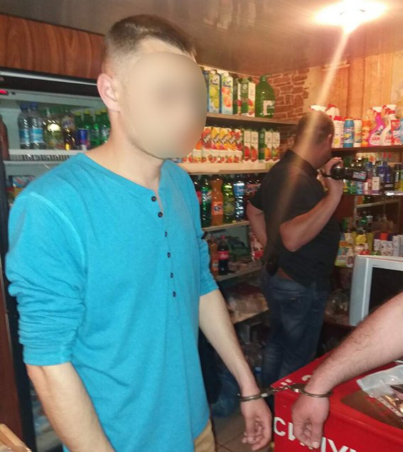 Полицейский чиновник и участковый в Николаеве систематически вымогали деньги с предпринимателей 01